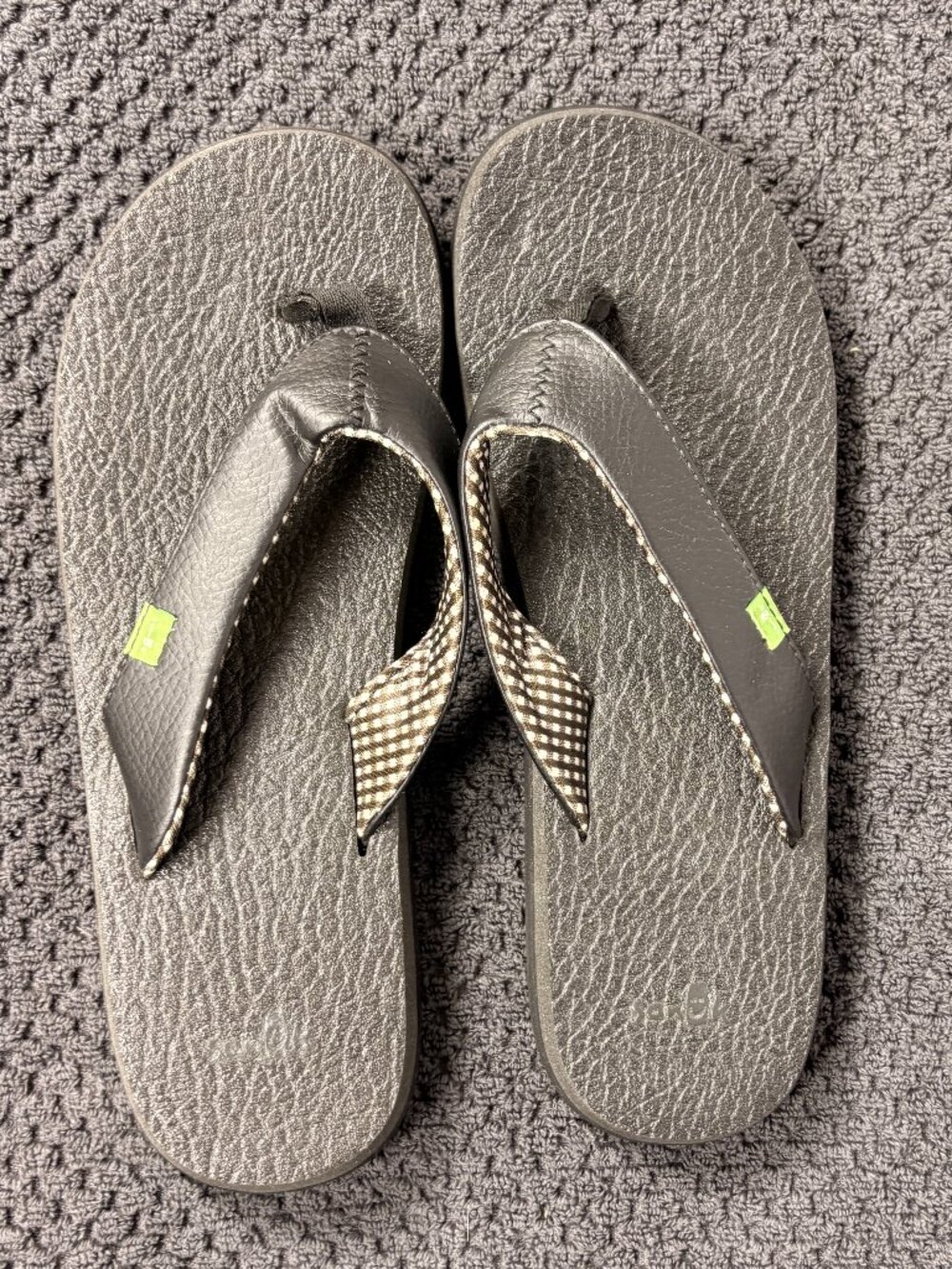 Sanuk | Flip Flops Sandals with Black Plaid Detail | Size 9 | Black